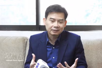 Dr. Chheang Vannarith, Deputy Secretary-General and Chairman of the Advisory Council of the Cambodian National Assembly, speaks to Vietnam News Agency's correspondents in Phnom Penh. (Photo: VNA)