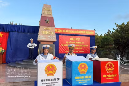 Soldiers examine ballot boxes before voting at a polling station in Truong Sa special zone, Khanh Hoa province. (Photo: VNA)