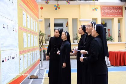 Nuns view candidate lists at Polling Station No. 1 in Hoan Kiem ward, Hanoi (Photo: VNA)