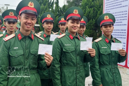 Soldiers in Con Co special zone of Quang Tri province enthusisastically join the general election on March 15. (Photo: VNA)