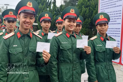 Soldiers in Con Co special zone of Quang Tri province enthusisastically join the general election on March 15. (Photo: VNA)