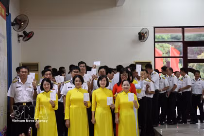 Officers, soldiers and residents in the Truong Sa special zone come to cast their ballots at Polling Station No.1 on March 15. (Photo: VNA)