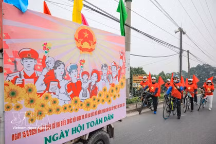 A communication team of O Dien commune in Hanoi cycle to support the general election. (Photo: VNA)
