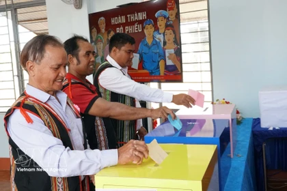 A large number of ethnic minority voters in Gao commune, Gia Lai province, head to polling stations early in the morning. (Photo: VNA)