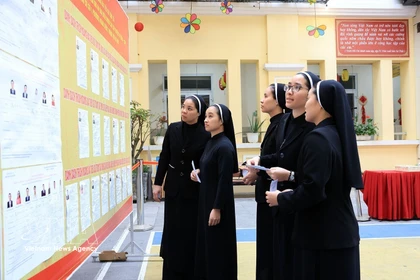 Nuns view candidate lists at Polling Station No. 1 in Hoan Kiem ward, Hanoi (Photo: VNA)