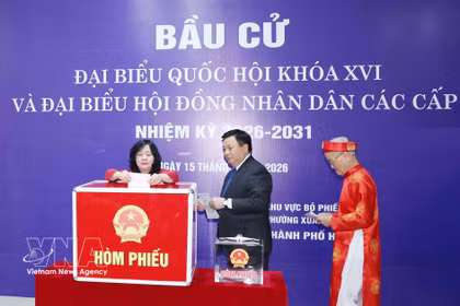 Politburo member and President of the Vietnam Fatherland Front Central Committee Bui Thi Minh Hoai ̣(first, left) casts her ballot alongside other voters at Polling Station No. 7 of Constituency No. 2 in Thanh Xuan ward, Hanoi, on March 15. (Photo: VNA)