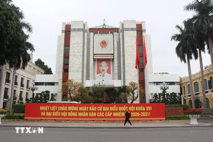 A banner welcoming the country's important political event installed at the headquarters of the Hanoi People's Council and People's Committee. (Photo: VNA)