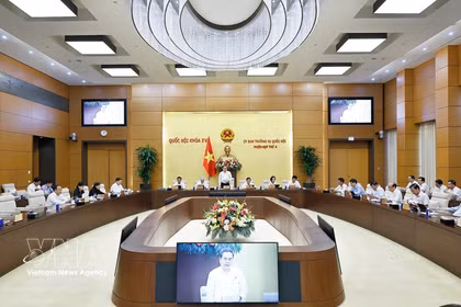 The National Assembly (NA) Standing Committee gives opinions on preparations for the NA first extraordinary session at its 4th session in Hanoi on July 8, 2026. (Photo: VNA)