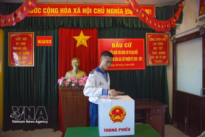 A young naval soldier on the DK1/20 offshore platform casts his ballot on March 2. (Photo: VNA)