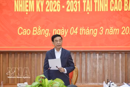 General Phan Van Giang, Politburo member and Minister of National Defence, speaks at a working session with Cao Bang province's authorities (Photo: VNA)