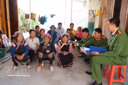 The police force of Hua Bum commune is educating locals about the significance of Election Day as well as the rights and responsibilities of citizens. (Photo: VNA)