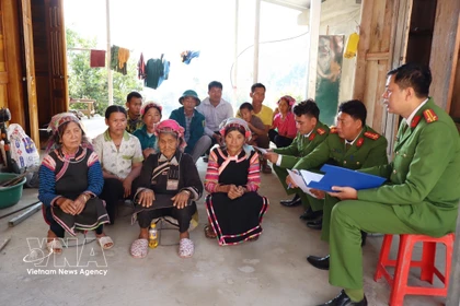 The police force of Hua Bum commune is educating locals about the significance of Election Day as well as the rights and responsibilities of citizens. (Photo: VNA)