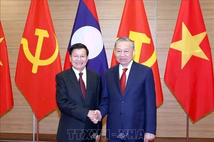 General Secretary of the Communist Party of Vietnam To Lam (right) and General Secretary of the Lao People’s Revolutionary Party and President of Laos Thongloun Sisoulith at a meeting during the Lao leader's visit to Vietnam. (Photo: VNA)