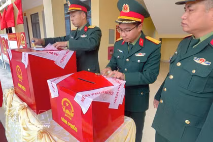 The ballot boxes are being sealed at the polling station on Bach Long Vi special zone. (Photo: VNA broadcasts)