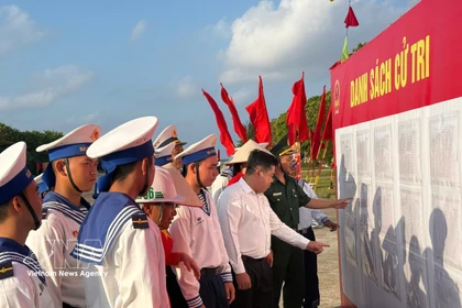 Voters on Truong Sa are following information regarding the election of deputies to the 16th National Assembly and People's Councils at all levels for the 2026-2031 term (Photo: VNA)