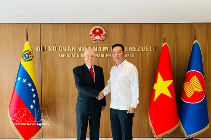 Vietnamese Ambassador to Venezuela Vu Trung My (R) receives Dr. Carolus Wimmer, President of the Venezuela - Vietnam Friendship House (Photo: VNA)