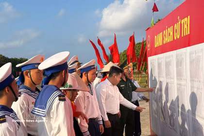 Voters on Truong Sa are following information regarding the election of deputies to the 16th National Assembly and People's Councils at all levels for the 2026-2031 term (Photo: VNA)