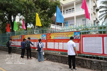 Students at the University of Technology and Education – University of Da Nang look at the list of candidates posted on campus ahead of the Election Day. (Photo: VNA)