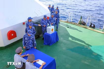 Crew members aboard a vessel on duty in Con Dao special zone cast their ballots (Photo: VNA)