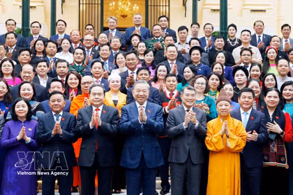 Party General Secretary and State President To Lam, other leaders and ethnic minority lawmakers of the 16th legislature at the meeting on April 20 (Photo: VNA)