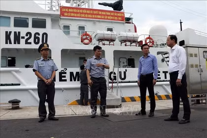 Nguyen Van Tho (far right), Standing Vice Chairman of the Ho Chi Minh City People’s Council and Standing Vice Chairman of the city’s election committee, inspects preparations for early voting aboard Fisheries Surveillance Ship 260. (Photo: VNA)
