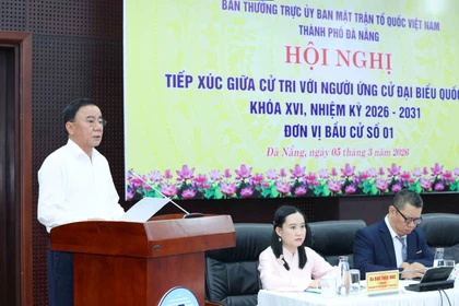 Politburo member and permanent member of the Party Central Committee’s Secretariat Tran Cam Tu speaks at the meeting. (Photo: VNA)