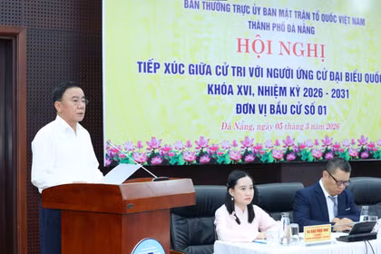 Politburo member and permanent member of the Party Central Committee’s Secretariat Tran Cam Tu speaks at the meeting. (Photo: VNA)