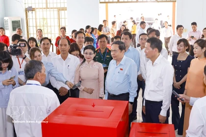 NA Chairman Tran Thanh Man inspects a constituency in Dong Nai province. (Photo: VNA)