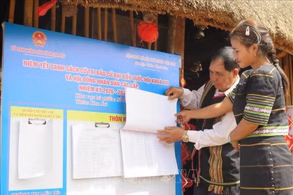 Lists of voters and candidates is publicised in the communal houses of villages in Quang Ngai province. (Photo: VNA)