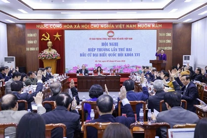 At the Presidium of the Vietnam Fatherland Front (VFF) Central Committee's second consultative conference on February 2, 100% of delegates voted in favour of the list of 217 candidates. (Photo: dantri.com.vn)
