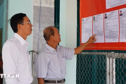 Voters view the brief biographies of candidates for the People's Council of Tan Hong commune, Dong Thap province, in the 2026-2031 tenure. (Photo: VNA)