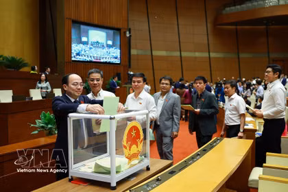 National Assembly deputies cast ballots to approve the appointment of judges of the Supreme People’s Court, Deputy Prime Ministers, ministers, and other members of the Government. (Photo: VNA)