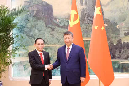 Le Hoai Trung (L), Politburo member, Minister of Foreign Affairs and Special Envoy of General Secretary of the Communist Party of Vietnam (CPV) Central Committee To Lam pays a courtesy call on General Secretary of the Communist Party of China Central Committee and President of China Xi Jinping in Beijing on February 4 (Source: MoFA)