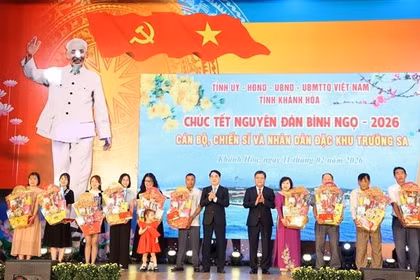 Leaders of Khanh Hoa province present Tet gifts to families of officers, soldiers, and civilians working in the Truong Sa special zone. (Photo: VNA)