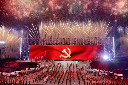 A special artistic fireworks display celebrates the success of the 14th National Congress of the Communist Party of Vietnam on the evening of January 23, 2026 (Phjoto: VNA)