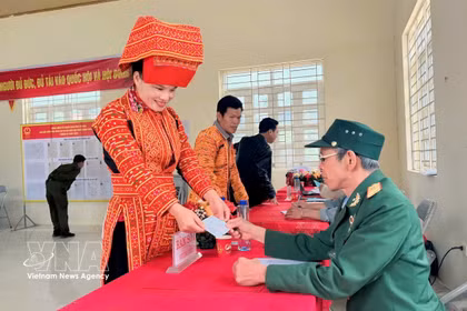 Voters from Dao ethnic minority group in An Lac commune, Bac Ninh province, go to the polls. (Photo: VNA)