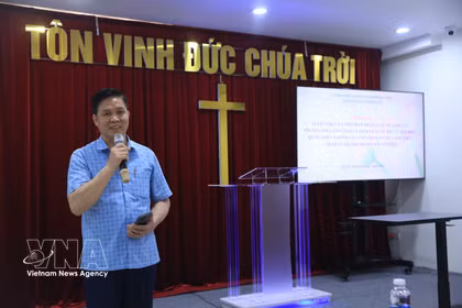 Pastor Nguyen Huu Mac, Rector of the Hanoi Bible College, speaks at the event (Photo: VNA)