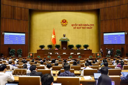 The National Assembly of Vietnam on April 24 adopts three key resolutions outlining the country’s socio-economic, financial and public investment strategies for the 2026–2030 period. (Photo: VNA)