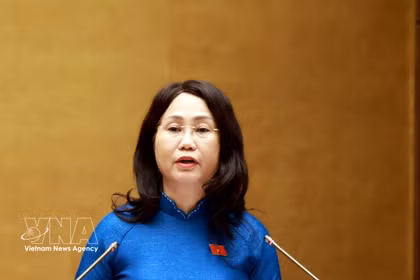 Minister of Culture, Sports and Tourism Lam Thi Phuong Thanh, authorised by the Prime Minister, presents the report explaining, receiving and revising the draft NA resolution on the development of Vietnamese culture at the session in Hanoi on April 24, 2026. (Photo: VNA)
