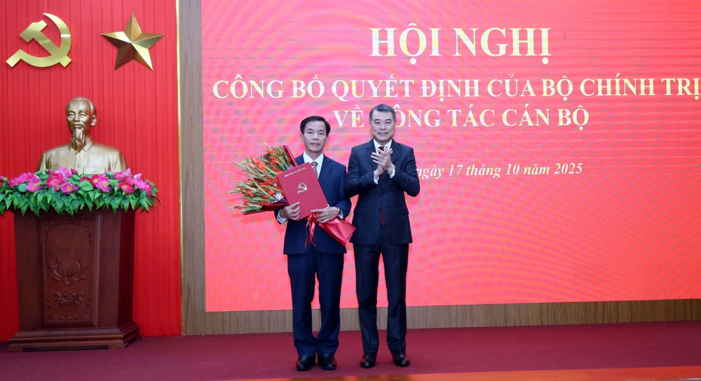 Politburo member, Secretary of the Party Central Committee, and head of its Organisation Commission Le Minh Hung (R) presents flowers to congratulate Nguyen Van Phuong. (Photo: VNA)