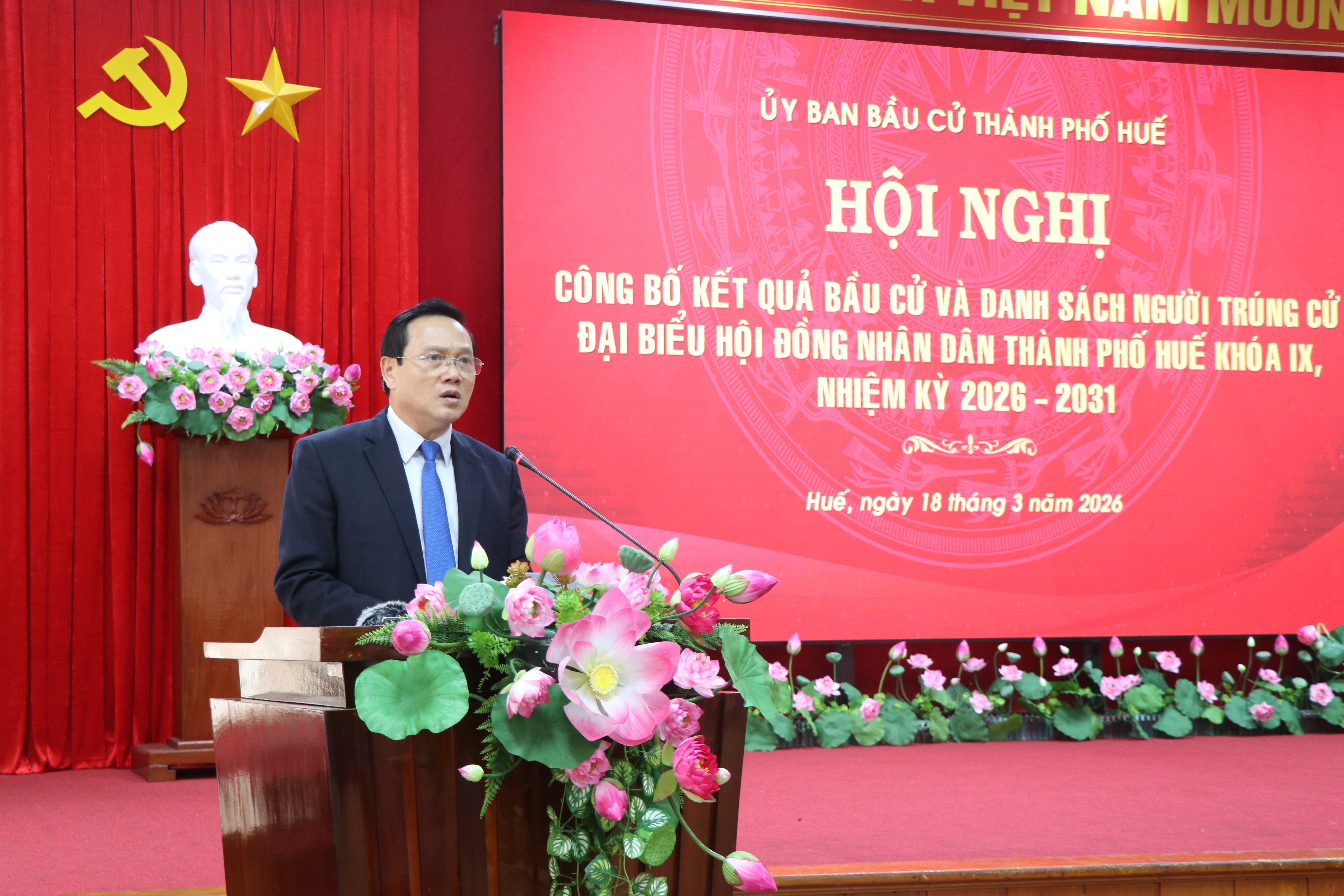 Nguyen Quang Tuan, Standing Vice Chairman of the Hue People’s Council and Vice Chairman of the municipal Election Committee, announces the list of elected deputies to the Hue People’s Council for the 9th tenure. (Photo: VNA) 