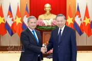 Party General Secretary and State President To Lam (R) receives Cambodian Prime Minister Hun Manet in Hanoi on June 9. (Photo: VNA)