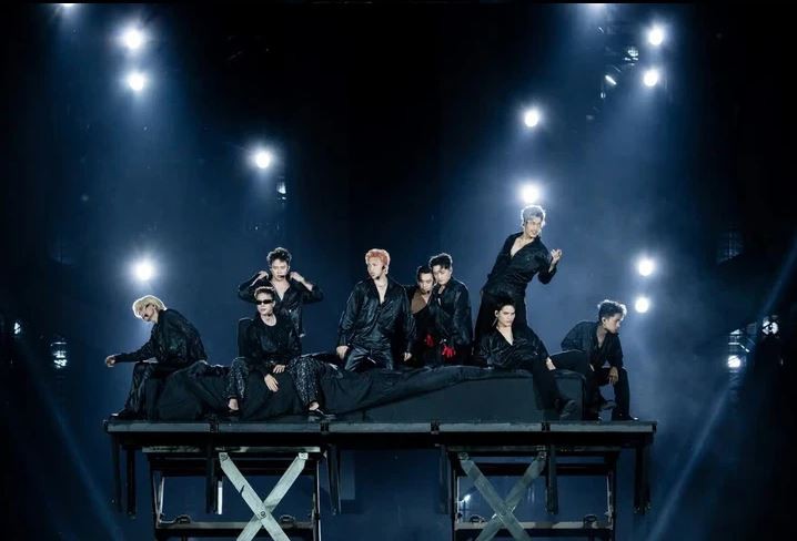 A performance in the "Anh trai vuot ngan chong gai" (Call me by fire) reality show that rekindles Vietnam’s cultural pride and identity in Vietnamese communities worldwide. (Photo: tuoitre.vn)