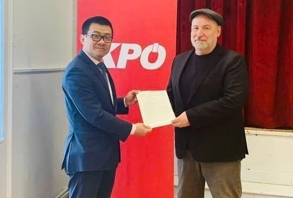 Vietnamese Ambassador to Austria Vu Le Thai Hoang (L) delivers a letter of appreciation from the CPV Central Committee for the congratulatory message sent on the occasion of the CPV’s 14th National Congress to Leader of the Communist Party of Austria (KPÖ) Günther Hopfgartner. (Photo published by VNA)