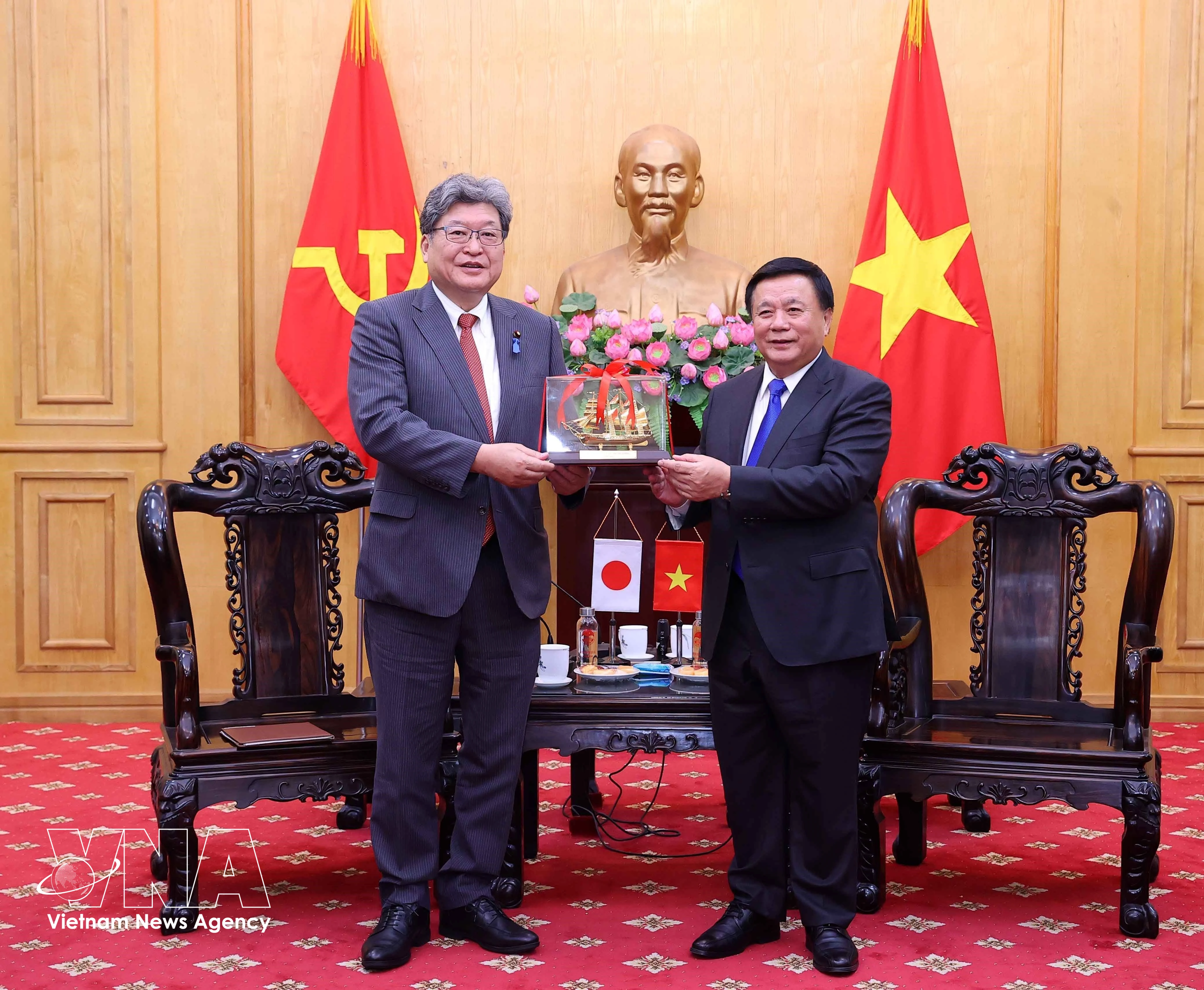 Prof. Dr Nguyen Xuan Thang, Chairman of the Central Theory Council (right), and Koichi Hagiuda, Acting Secretary-General of Japan’s Liberal Democratic Party (LDP) at their meeting on July 21 (Photo:VNA)