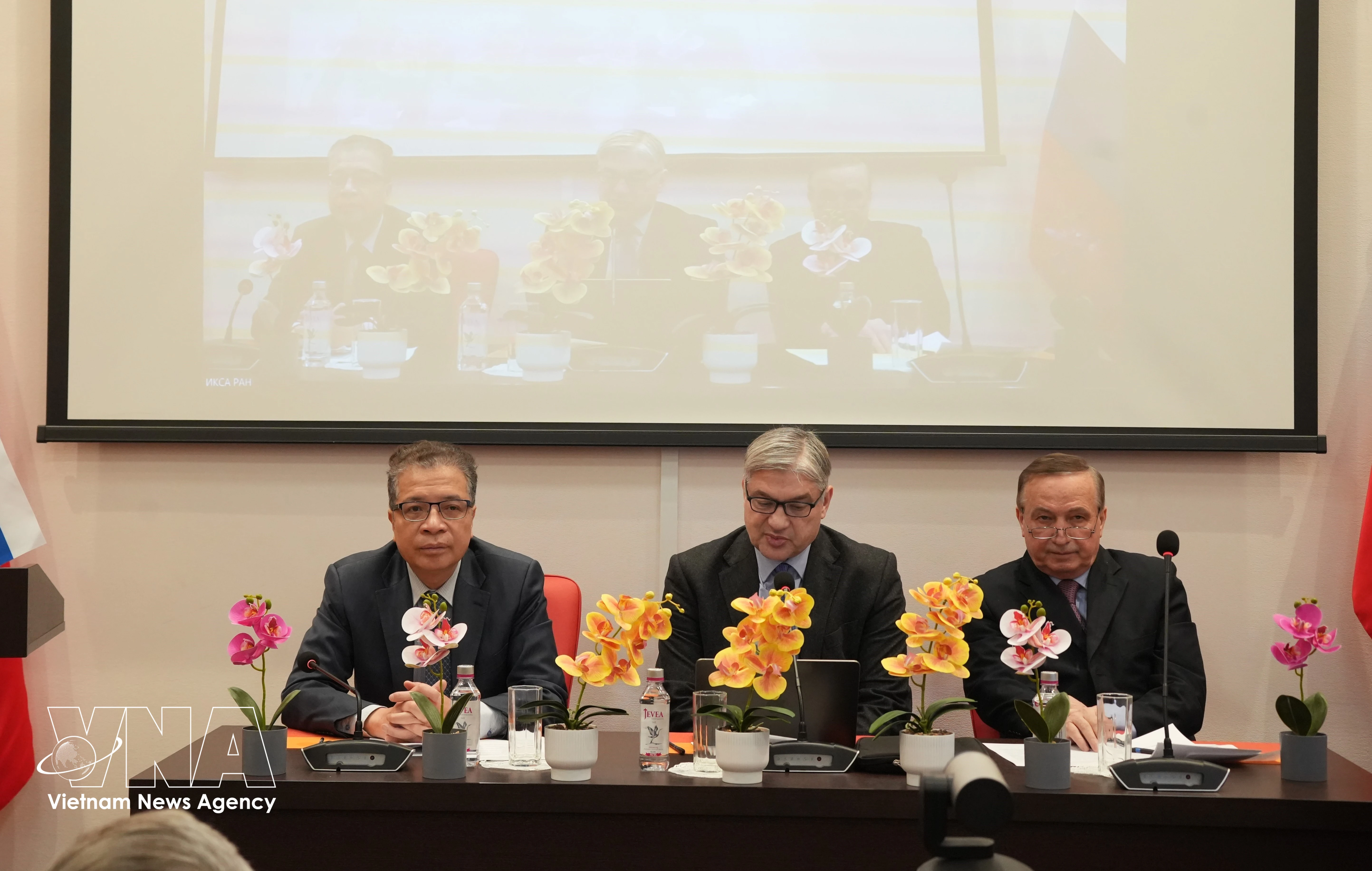 Vietnamese Ambassador to Russia Dang Minh Khoi (L) and other speakers at a plenary session of the international conference on Vietnam. (Photo: VNA)