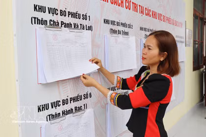 A Raglai resident in Bac Ai Tay commune, Khanh Hoa province, reviews the publicised voter list at the commune People’s Committee headquarters. (Photo: VNA)