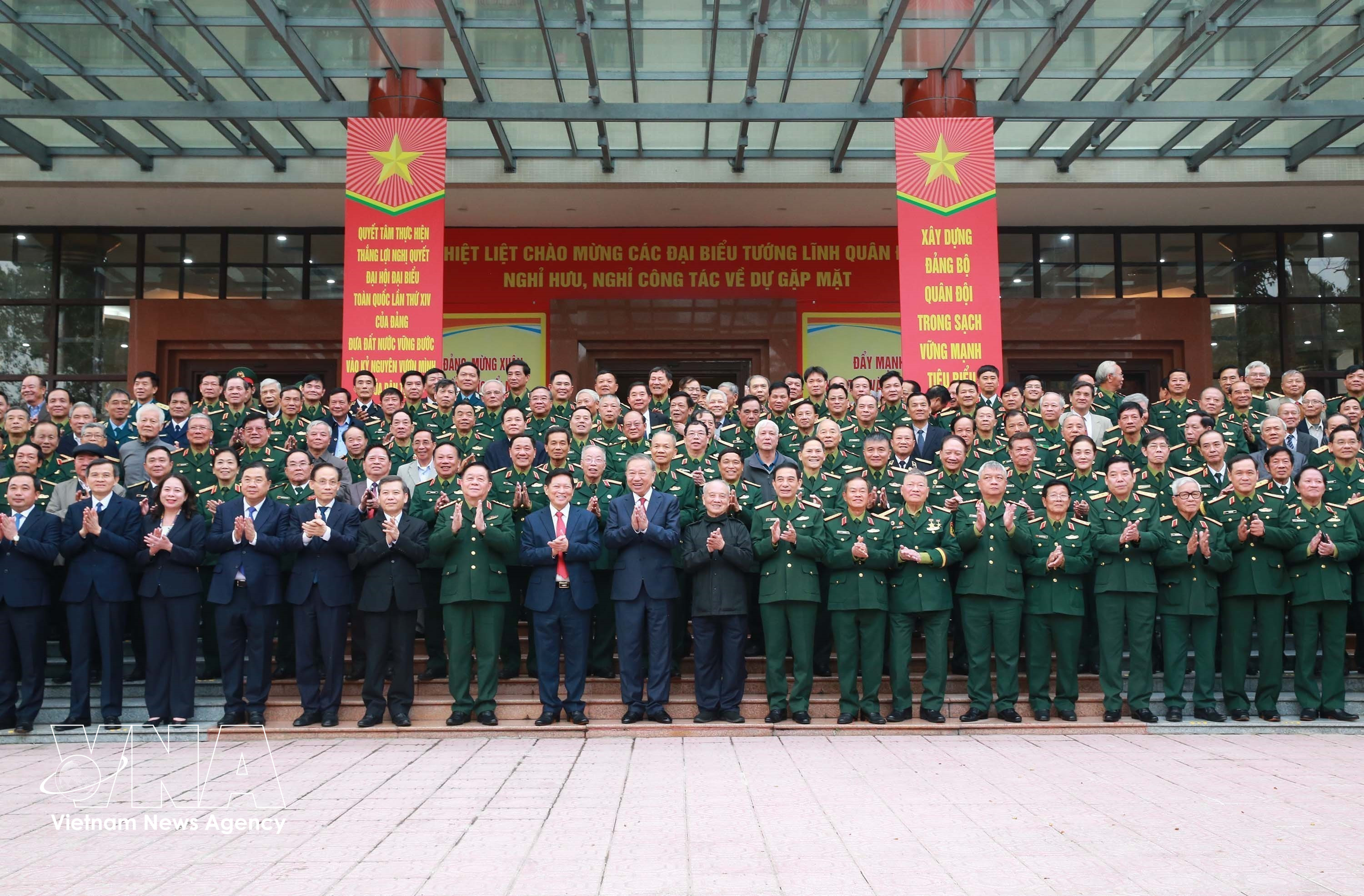 Party General Secretary To Lam (ninth, left, front row) and delegates at the meeting pose for a group photo. (Photo: VNA)