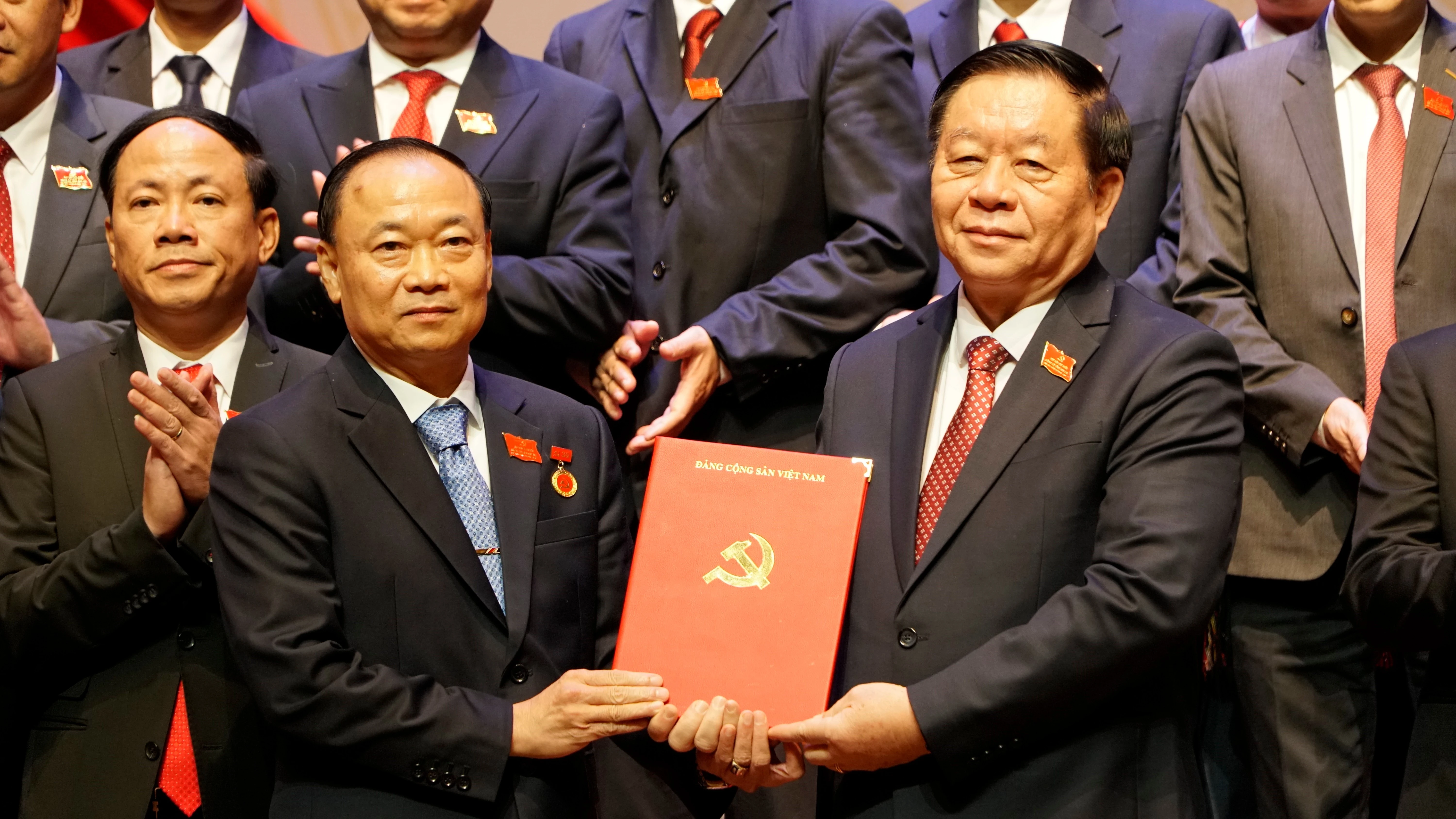 Chairman of the Party Central Committee's Commission for Information, Education, and Mass Mobilisation Nguyen Trong Nghia (R) presents the Politburo's decision to Thai Dai Ngoc, who now serves as Secretary of the Gia Lai provincial Party Committee. (Photo: VNA)