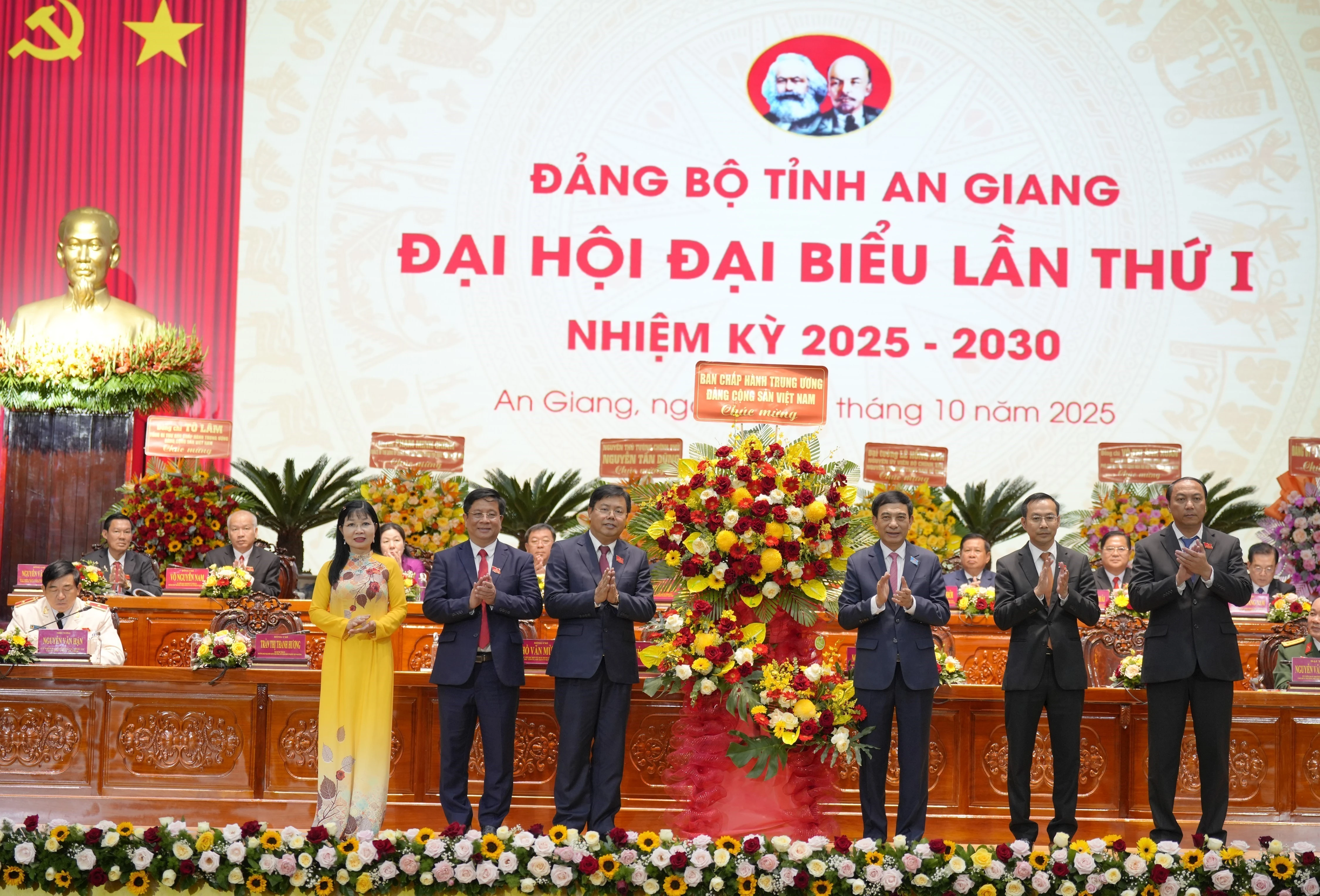 General Phan Van Giang, Politburo member, Deputy Secretary of the Central Military Commission, and Minister of National Defence, presents a flower basket on behalf of the Communist Party of Vietnam Central Committee to congratulate the congress. (Photo: VNA) 